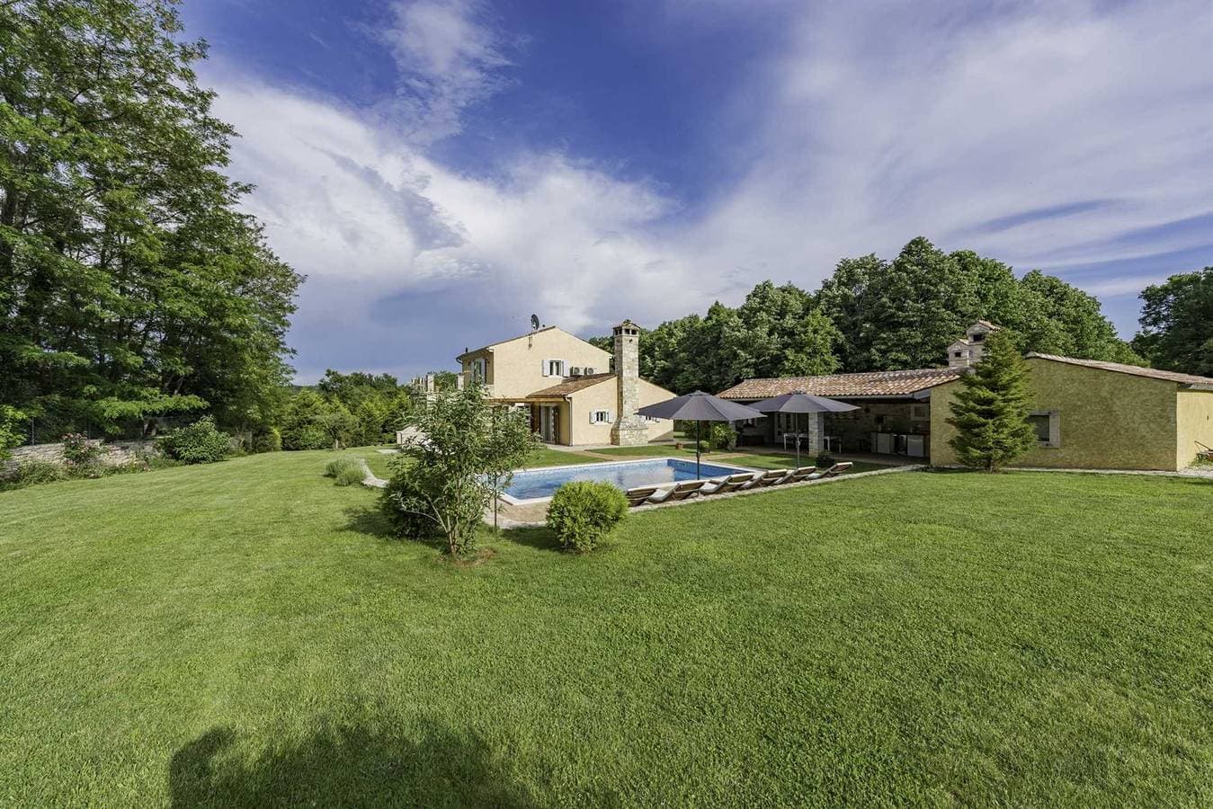 Foto 11 von 72: Ferienhaus Green Escape mit Pool