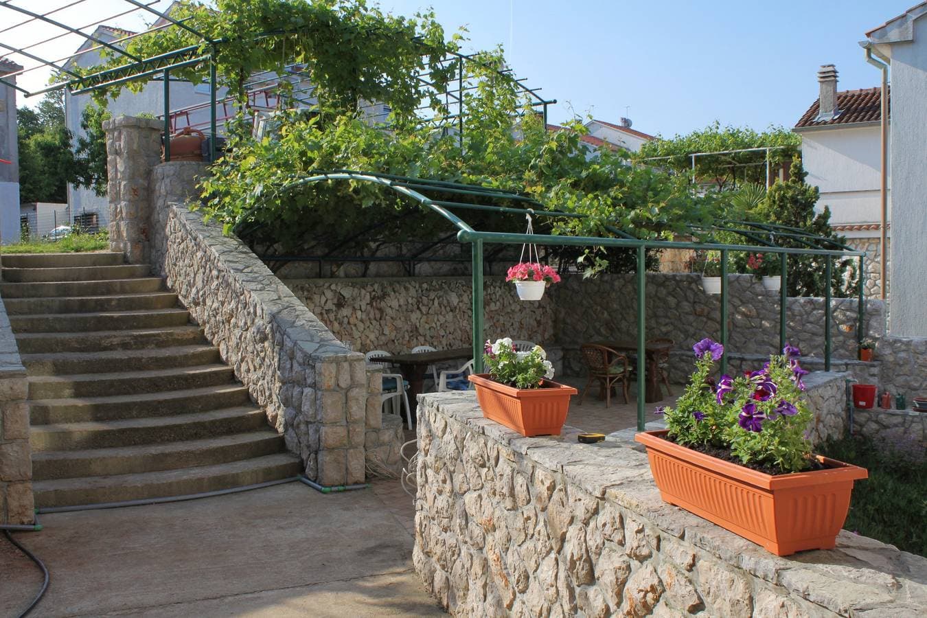 Foto 5 von 25: Studio Appartement mit Terrasse und Meerblick Njivice, Krk As-5458-a