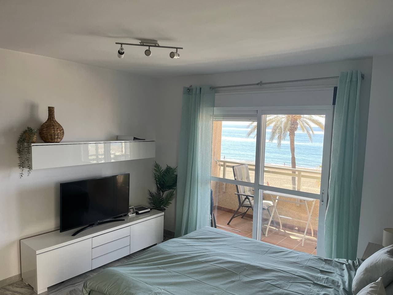 Foto 7 von 25: Ferienwohnung "Studio 2 Sea front" Am Strand mit Meerblick