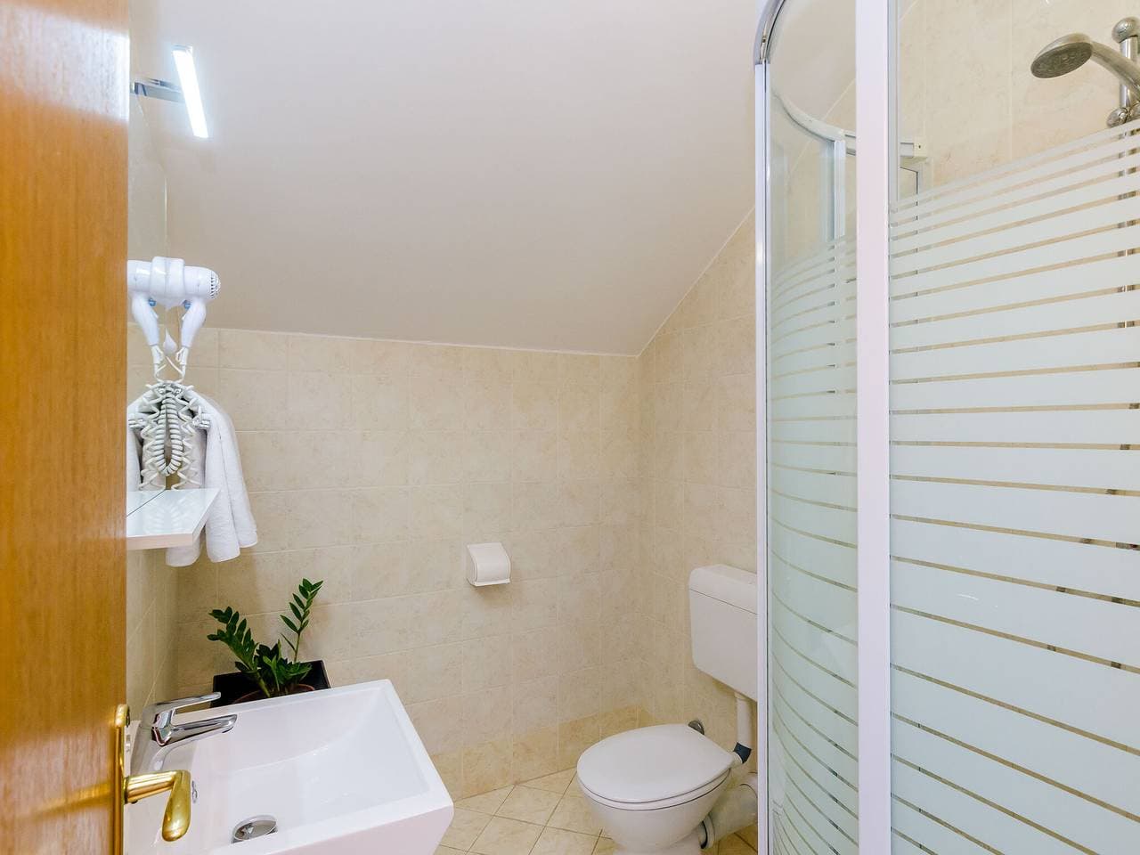 Foto 11 von 20: Pansion Srebreno - Double or Twin Room wth Balcony and City View 1