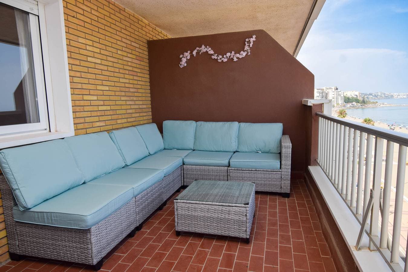 Foto 10 von 26: Ref: 276. 2 bedroom seafront apartment with pool and parking