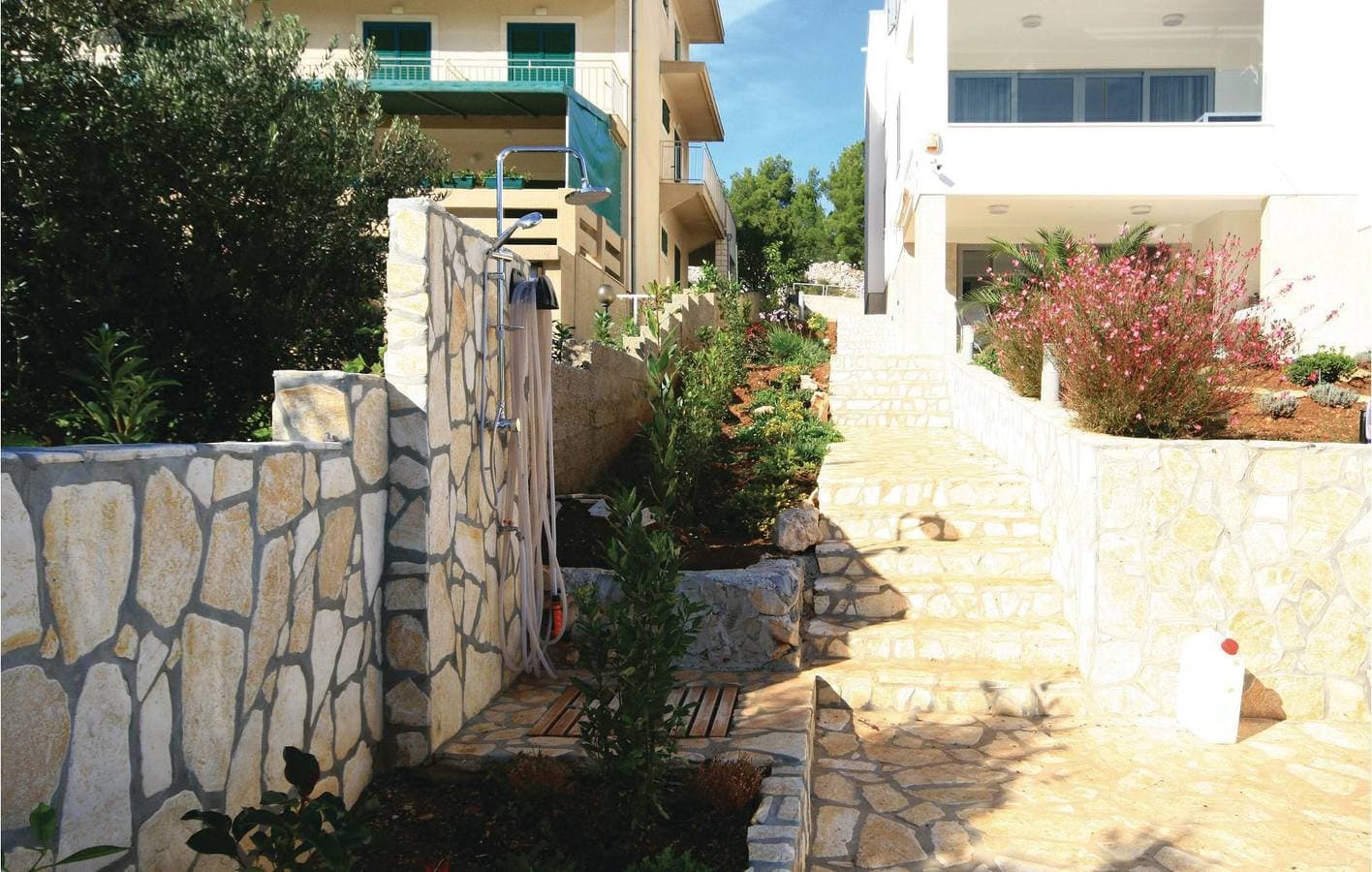 Foto 11 von 32: Gemütliche Ferienwohnung mit Meerblick, Terrasse, WLAN und Zugang zum Strand