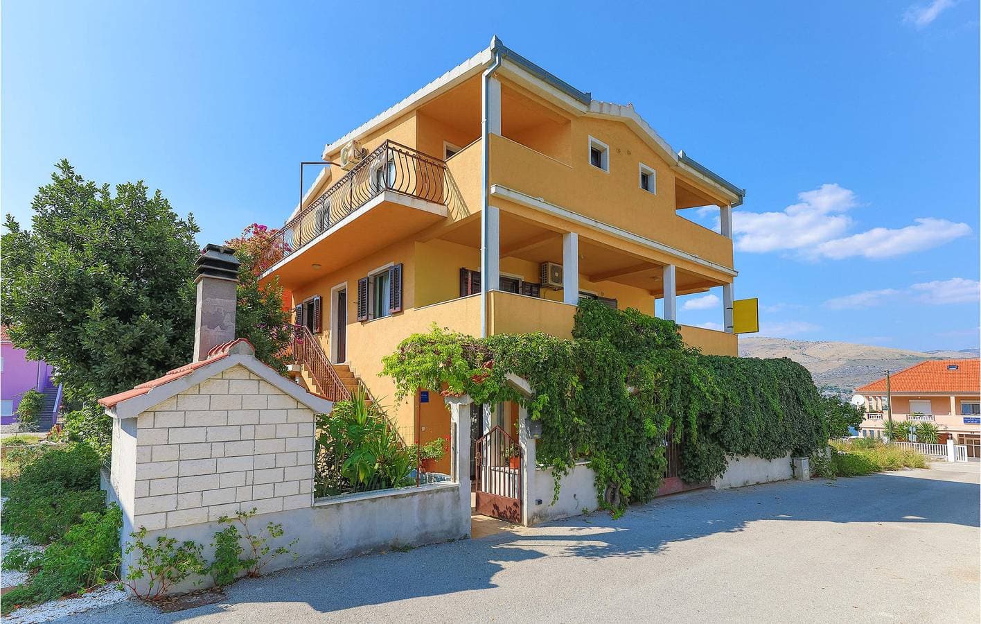 Gemütliche Ferienwohnung mit Terrasse, Küche und WLAN in der Nähe des Strandes Stari Porat 1