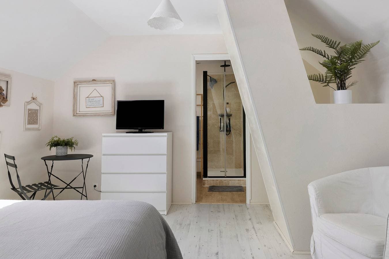 Foto 13 von 23: Gästezimmer „La Bienvenue“ mit gemeinsamer Terrasse, WLAN und Klimaanlage