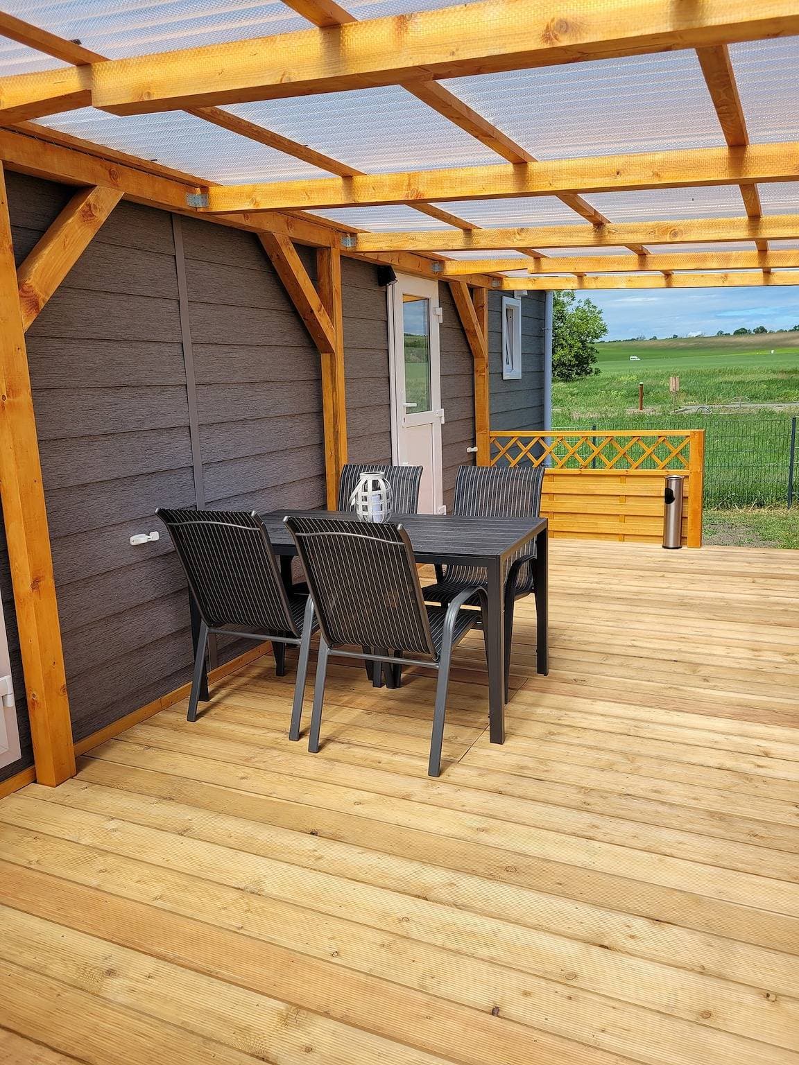 Foto 4 von 15: Ferienhaus Concordia direkt am See, mit überdachter Terrasse und Klimaanlage