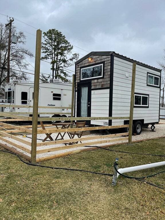Foto 8 von 15: Houston Tiny Home New, Tx Monthly Magazine Builder