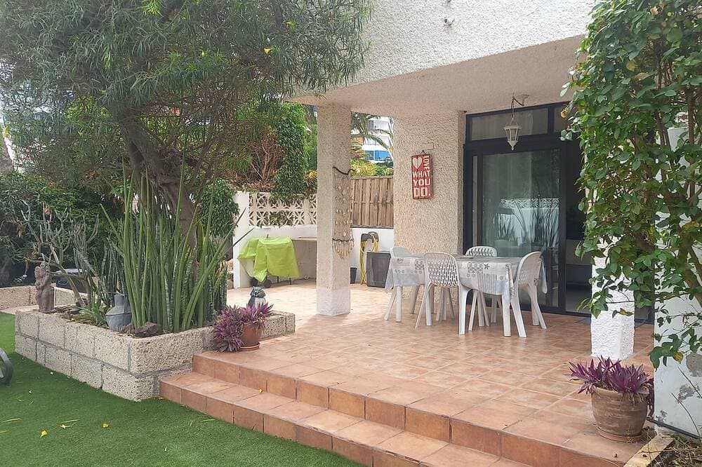 Holiday home with private garden and terrace near the beach 1