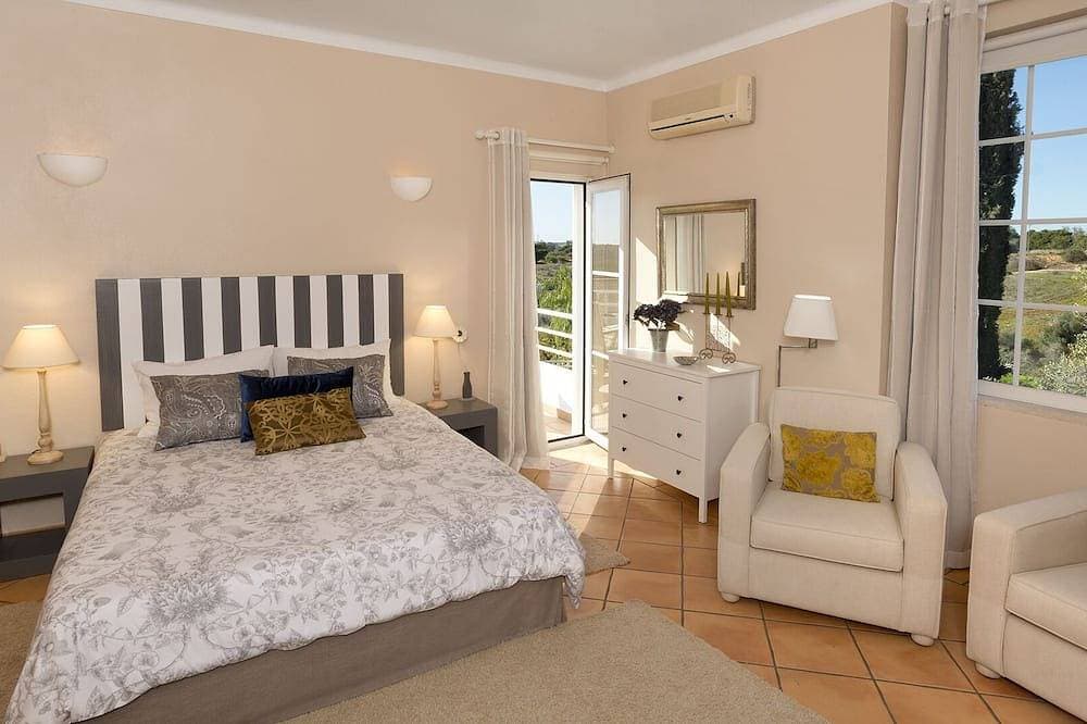 Foto 2 von 14: Delightful, modern villa in a quite and peaceful area. Private heated pool (opt)