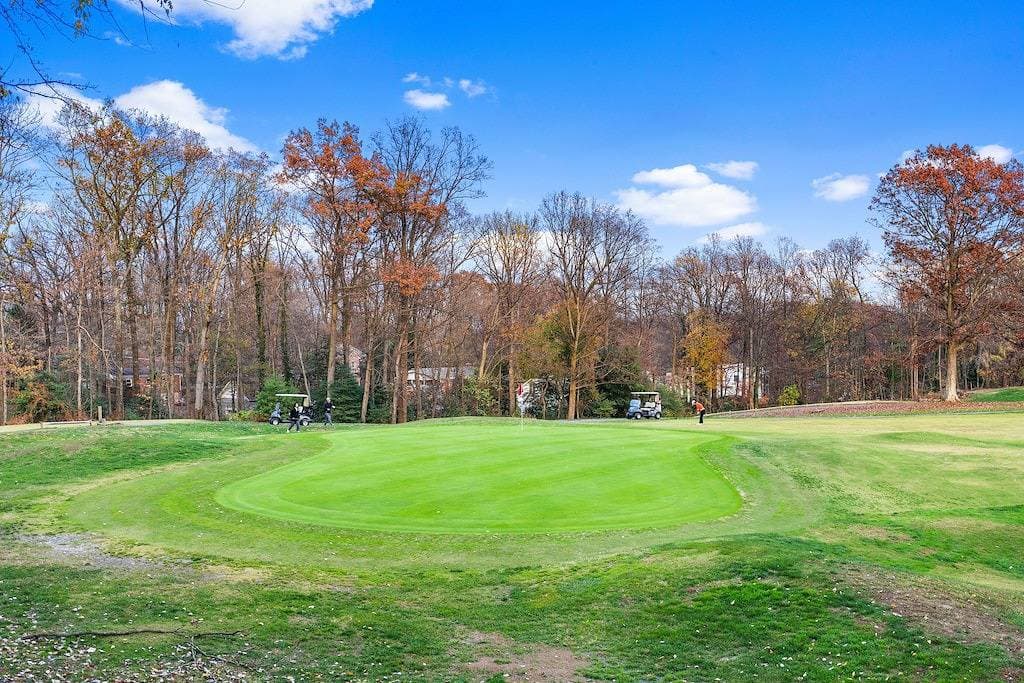 Foto 8 von 67: Luxurious home with golf course view, deck, grill, Peloton! King size bed.