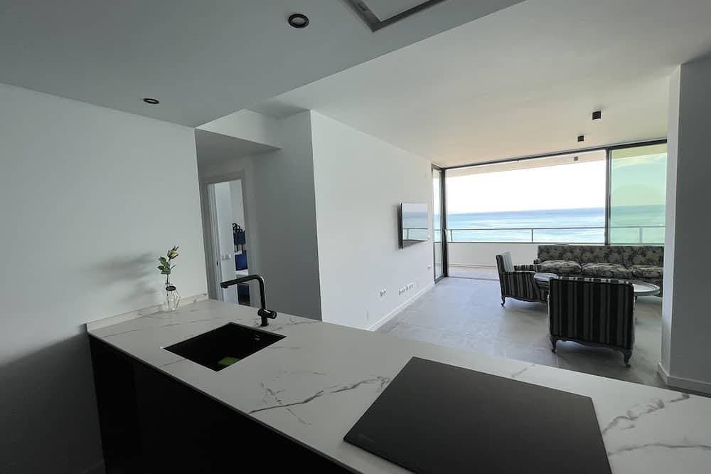 Foto 10 von 29: Beach Front Pool Apartment Terrace 3 Bedrooms
