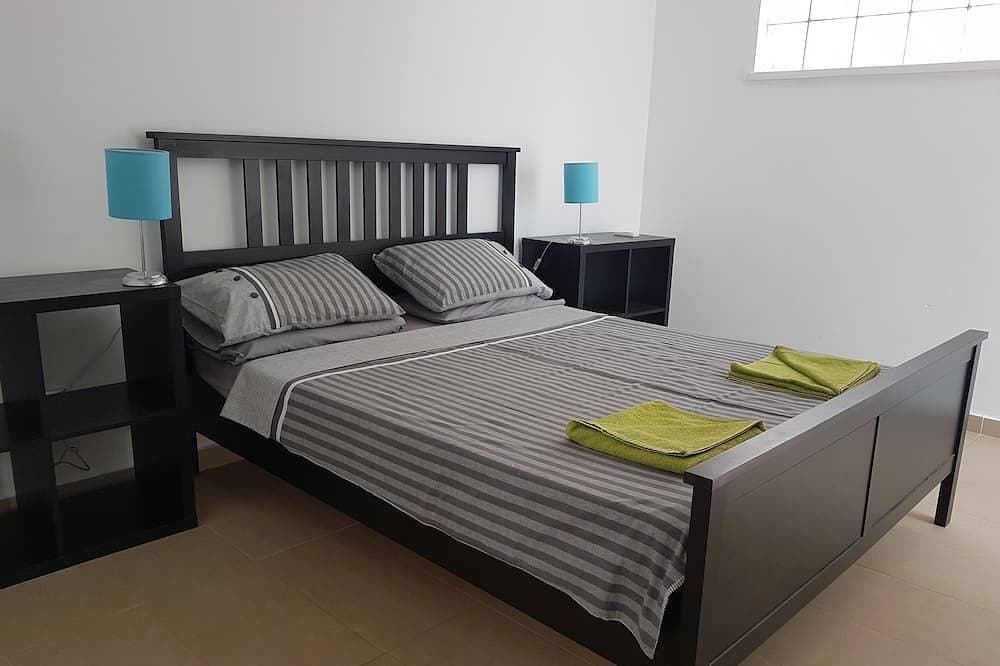 Foto 2 von 30: Eine luxuriöse moderne Villa, einen erstaunlichen privaten Pool und einen großen Garten. Sonderpreise 2019