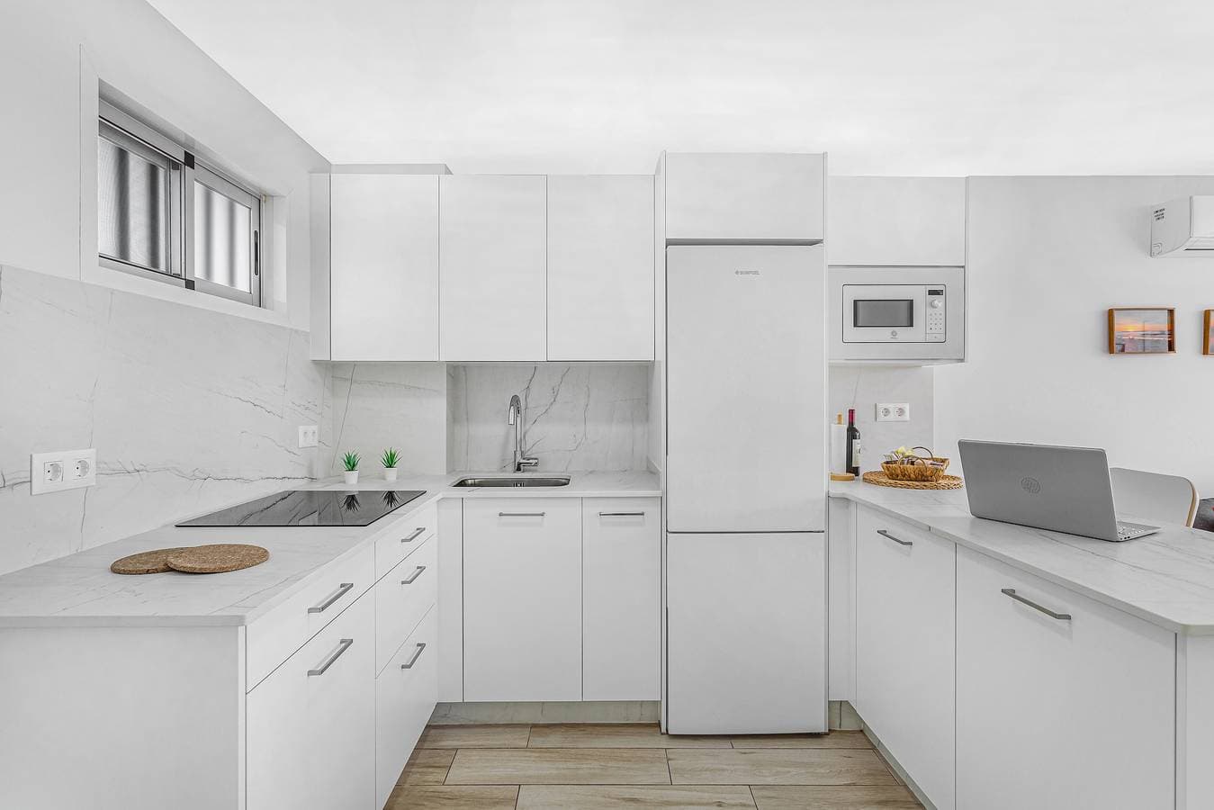 Foto 7 von 28: Neu renovierte Ferienwohnung direkt am Meer mit Meerblick und Klimaanlage
