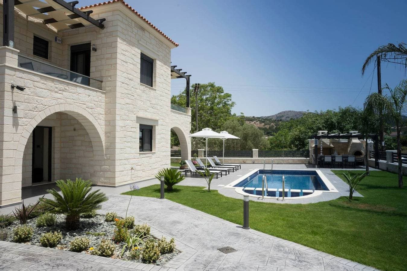 Foto 6 von 32: Villa 200m to Beach & Amenities w/Pool, Sauna, BBQ