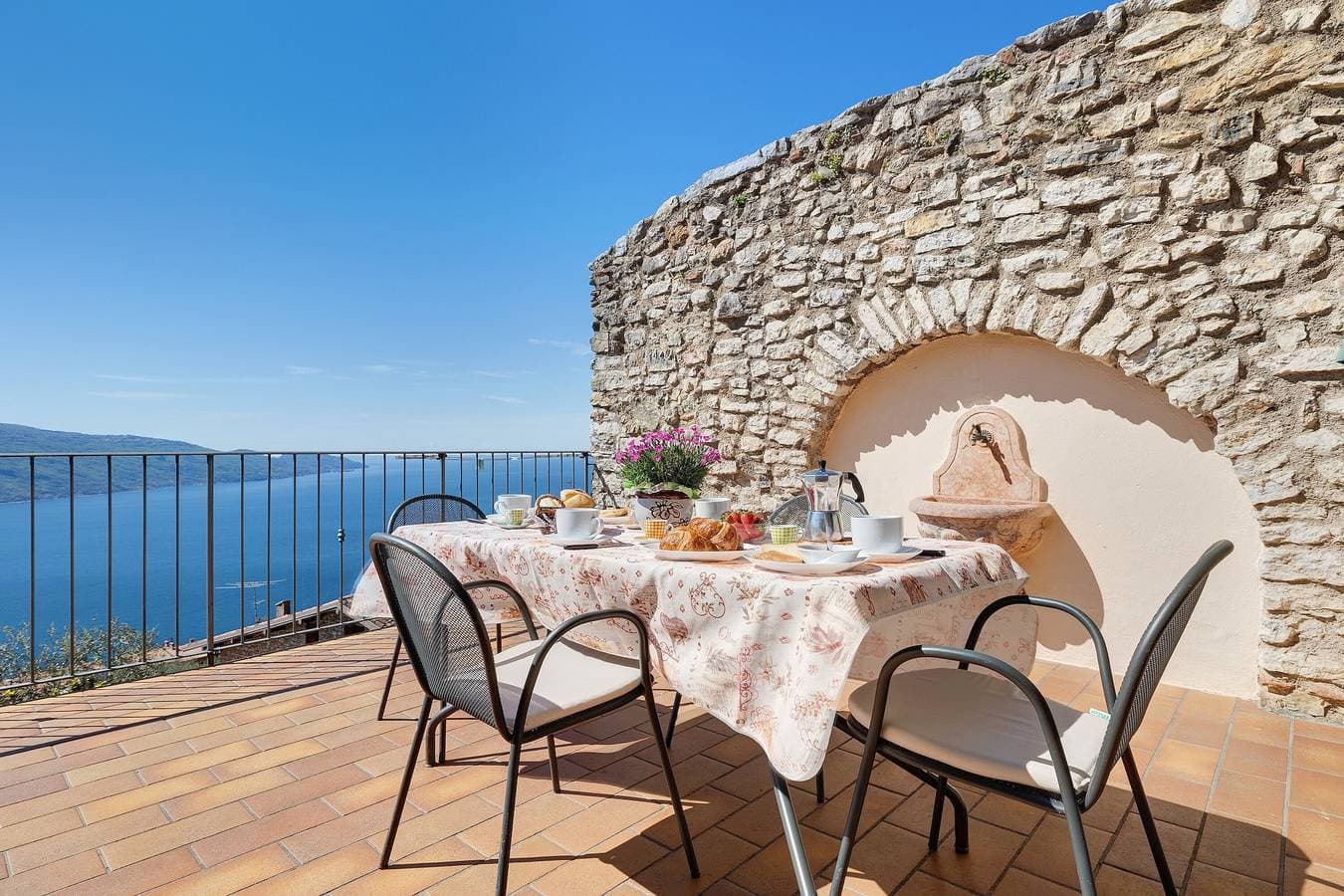 Foto 8 von 40: Ferienwohnung 'Rustico Spagnol 1' mit Seeblick, Pool und WLAN