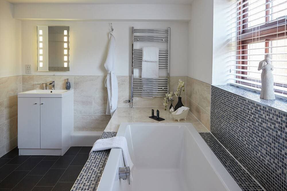 Foto 11 von 30: Suite-Ensuite-Blick auf den Hof-Seperate Bath and Shower