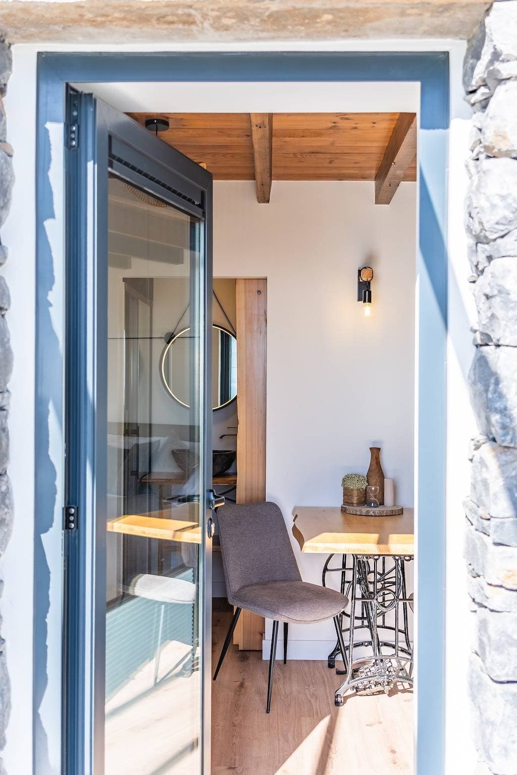 Foto 11 von 23: Studio-Apartment 'Ocean View Rock House' mit Balkon und WLAN