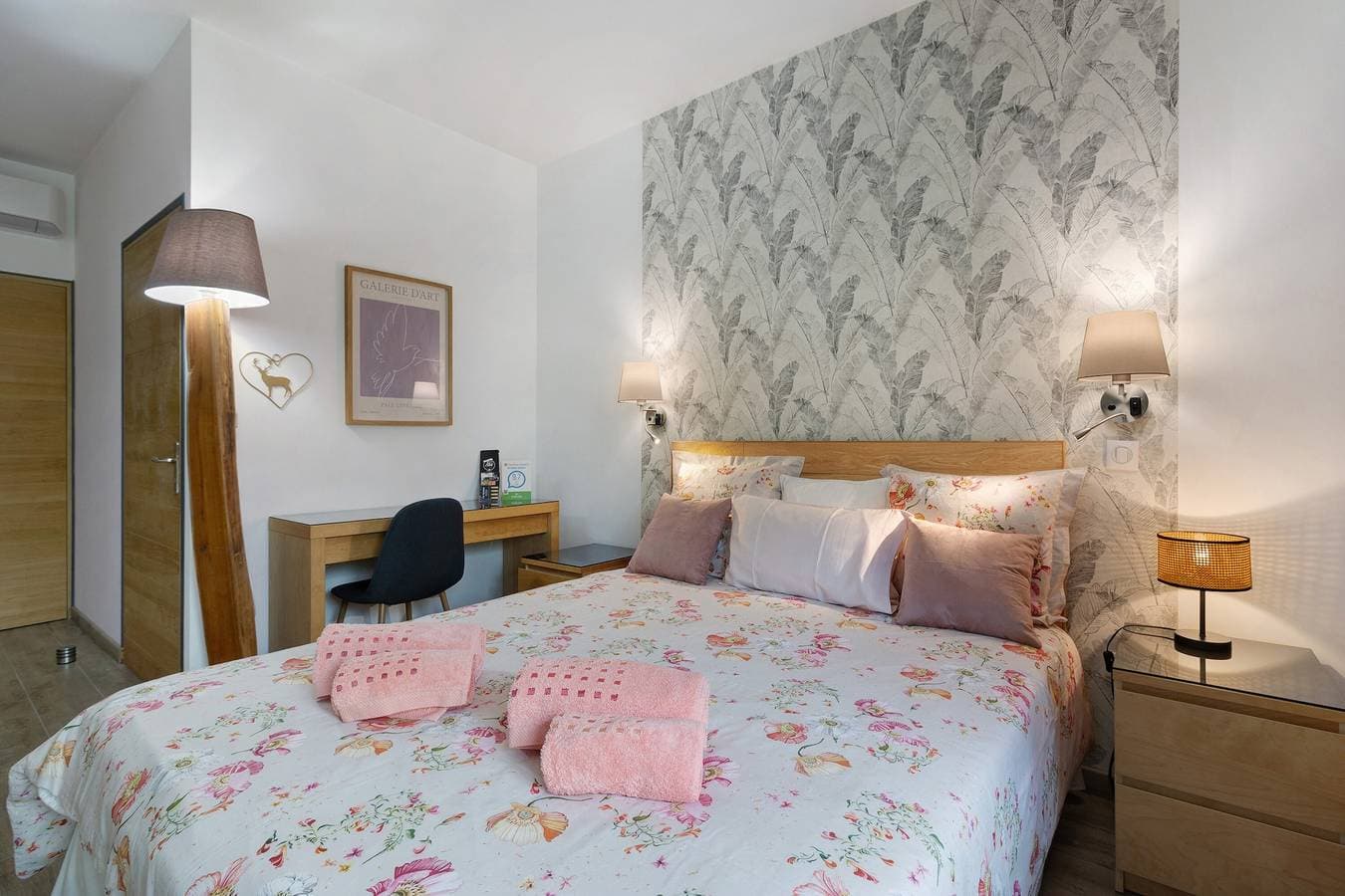 Foto 11 von 24: Gästezimmer „Au Cerf Blanc Suite Parentale“ mit Bergblick, WLAN und Klimaanlage