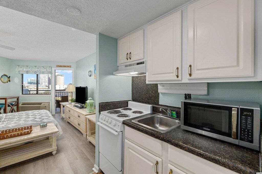 Foto 11 von 18: Beachfront Condo, sleeps 6, pools, hot tub, tiki bar, golf carts allowed