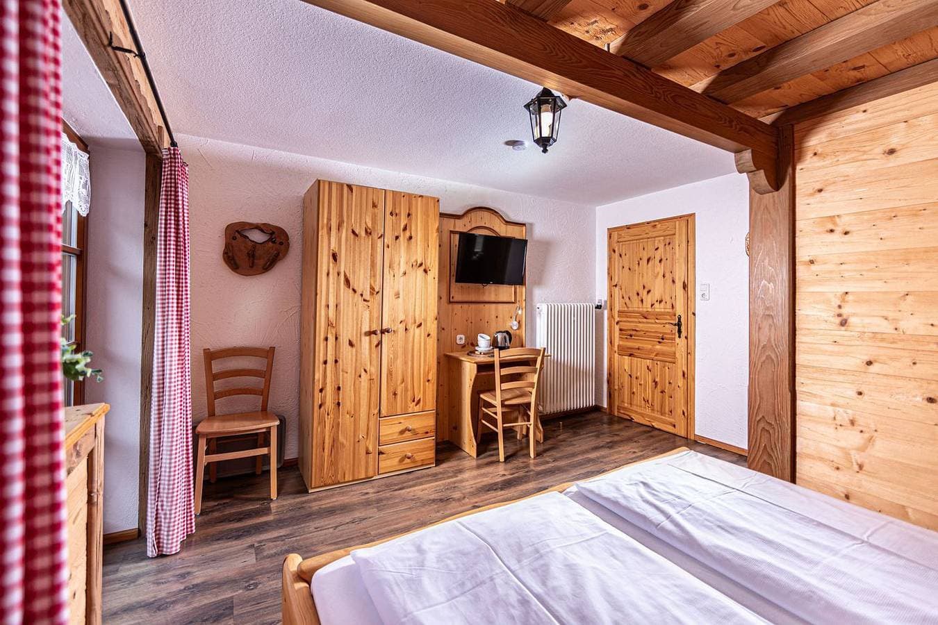 Foto 3 von 33: Doppelzimmer Kärlingerhaus im urigen Hüttenflair