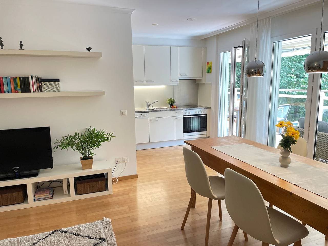 Foto 10 von 36: Ferienwohnung mit Blick in die Parkanlage, nahe der Seepromenade und Strandbad