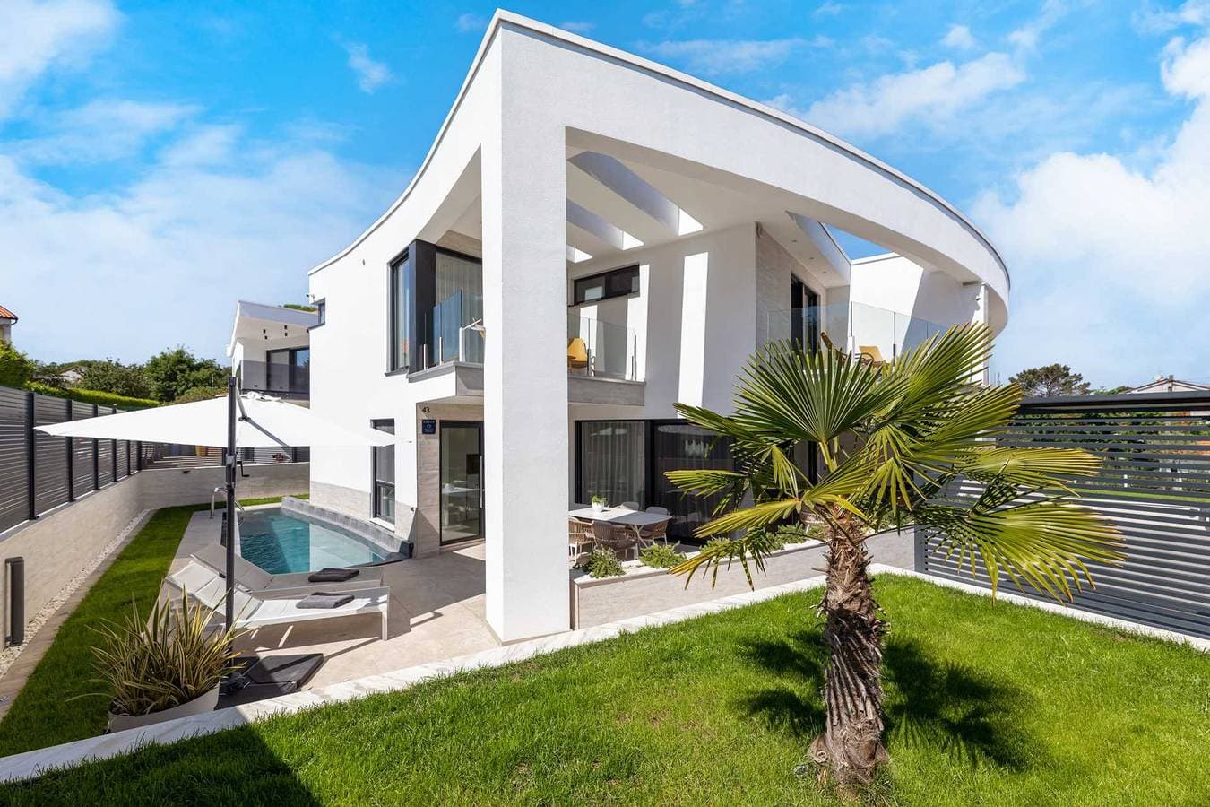 Moderne Villa Sarah mit beheiztem Pool & Meerblick 1