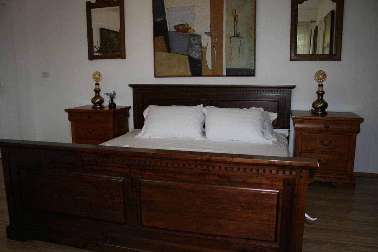 Colev Rooms 1