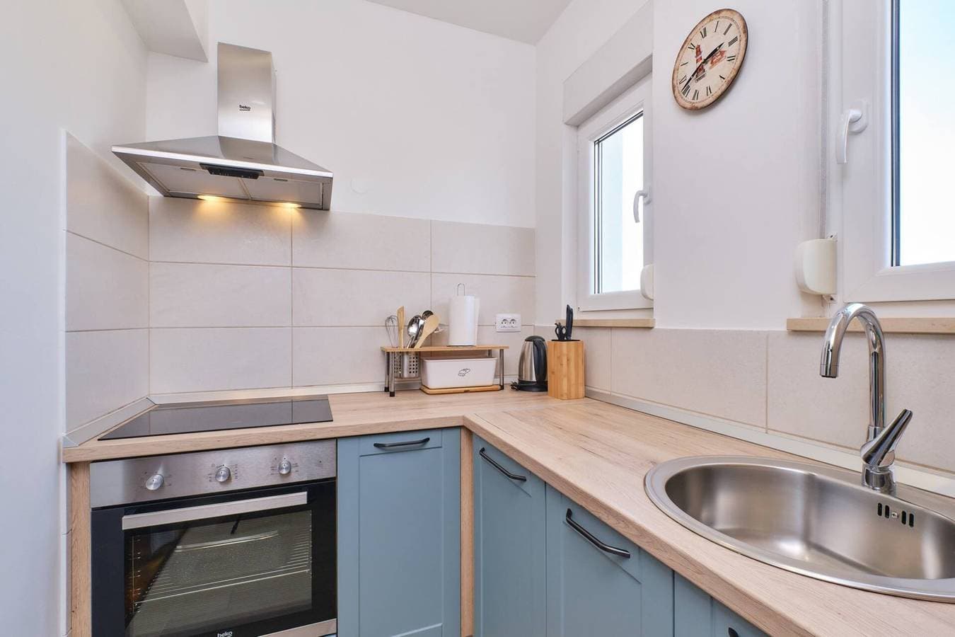 Foto 8 von 12: Das Apartment Billy 1 im ersten Stock bietet Platz für 3 Personen.Es verfügt über ein Schlafzimmer, ein Wohnzimmer, eine Küche, ein Badezimmer mit Dusche und einen Balkon mit Blick auf das Meer.