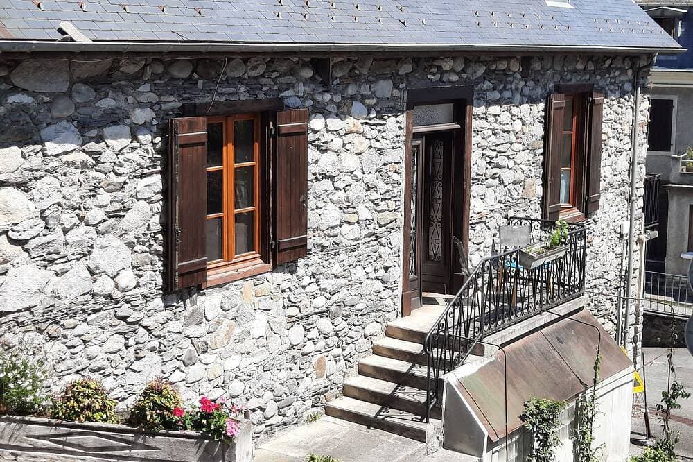 Pleasant bright one-bedroom apartment, in the heart of the Argeles-Gazost valley. 1
