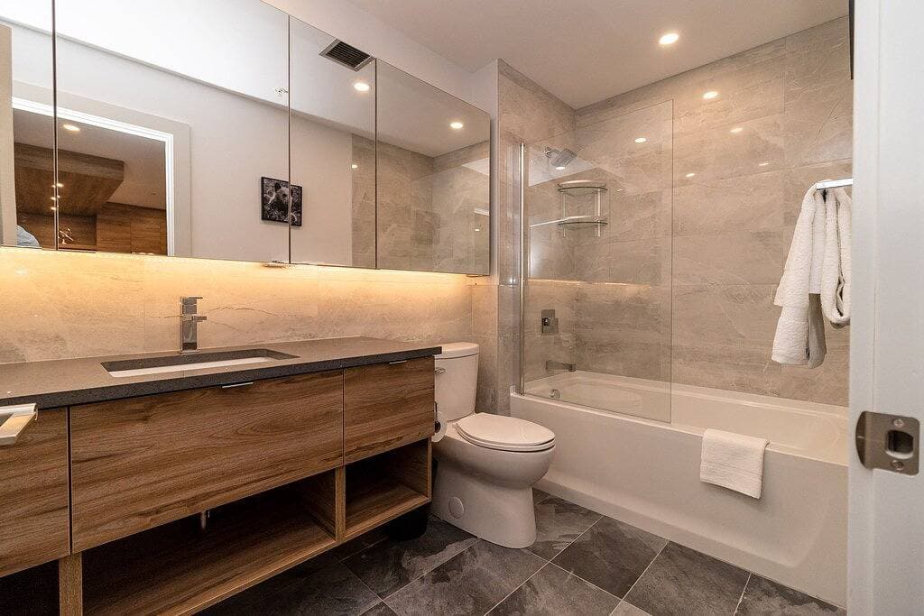 Foto 3 von 20: Modern Downtown 1Bd Suite w/ Balcony, Gym & City Views