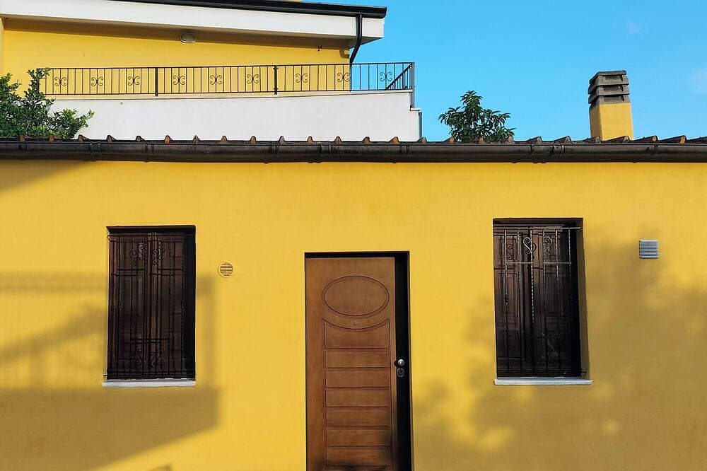Foto 8 von 19: Cozy studio with a private sky-lit courtyard, near transport and local amenities