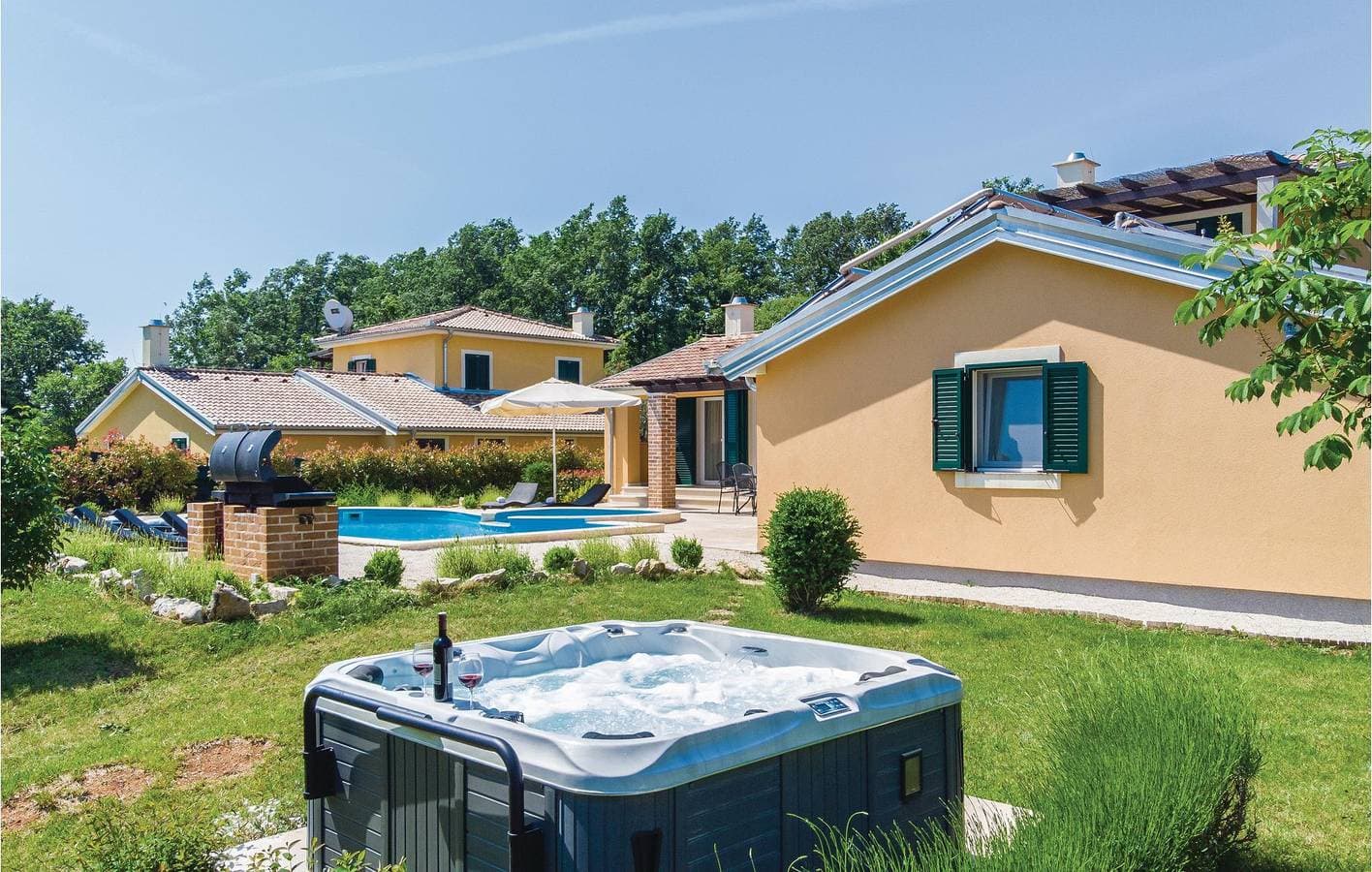 Foto 8 von 46: Geräumige 170 m² große Wohnung mit WLAN, Pool und Terrasse