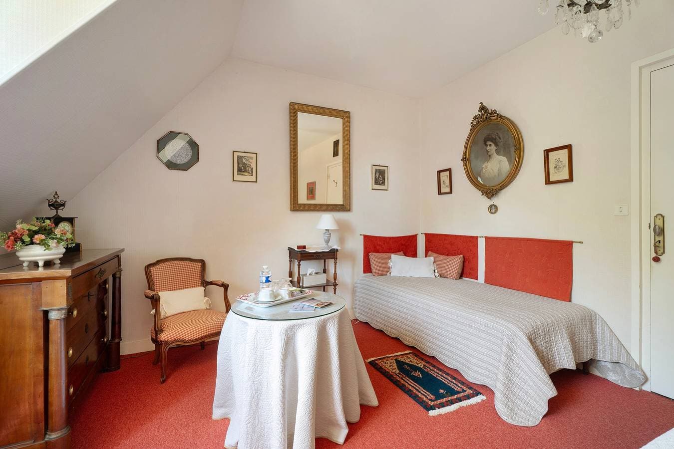 Foto 8 von 21: Gästezimmer 'Chambre Fleurie' mit WLAN