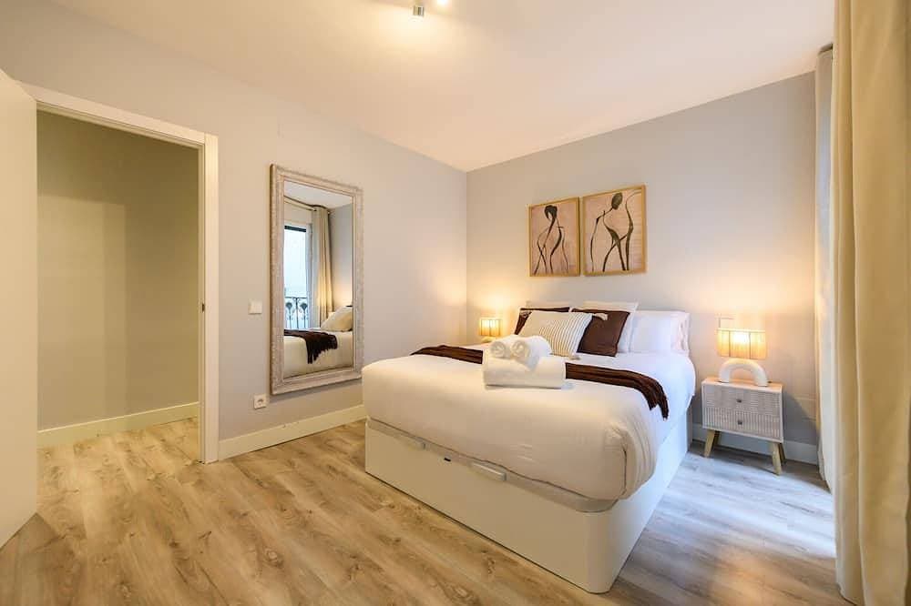 Bright 2-bedroom flat with balconies in the centre of Madrid 1