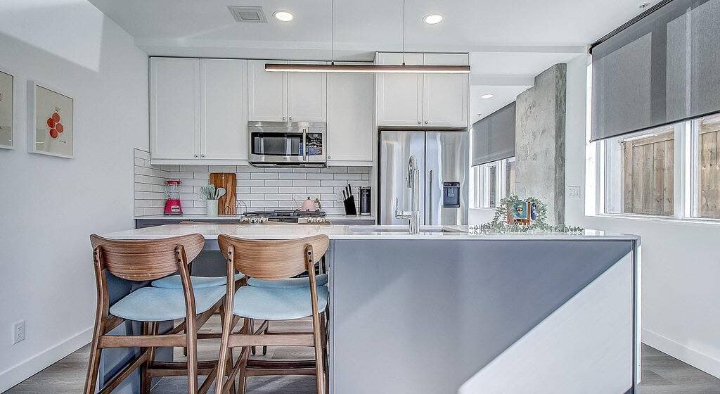 Foto 13 von 49: Vibrant & Modern Condo with Patio near Lrt