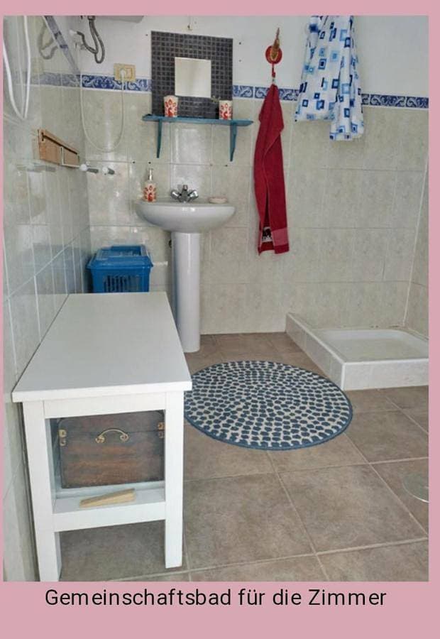 Foto 4 von 6: Double Room with Shared Bathroom