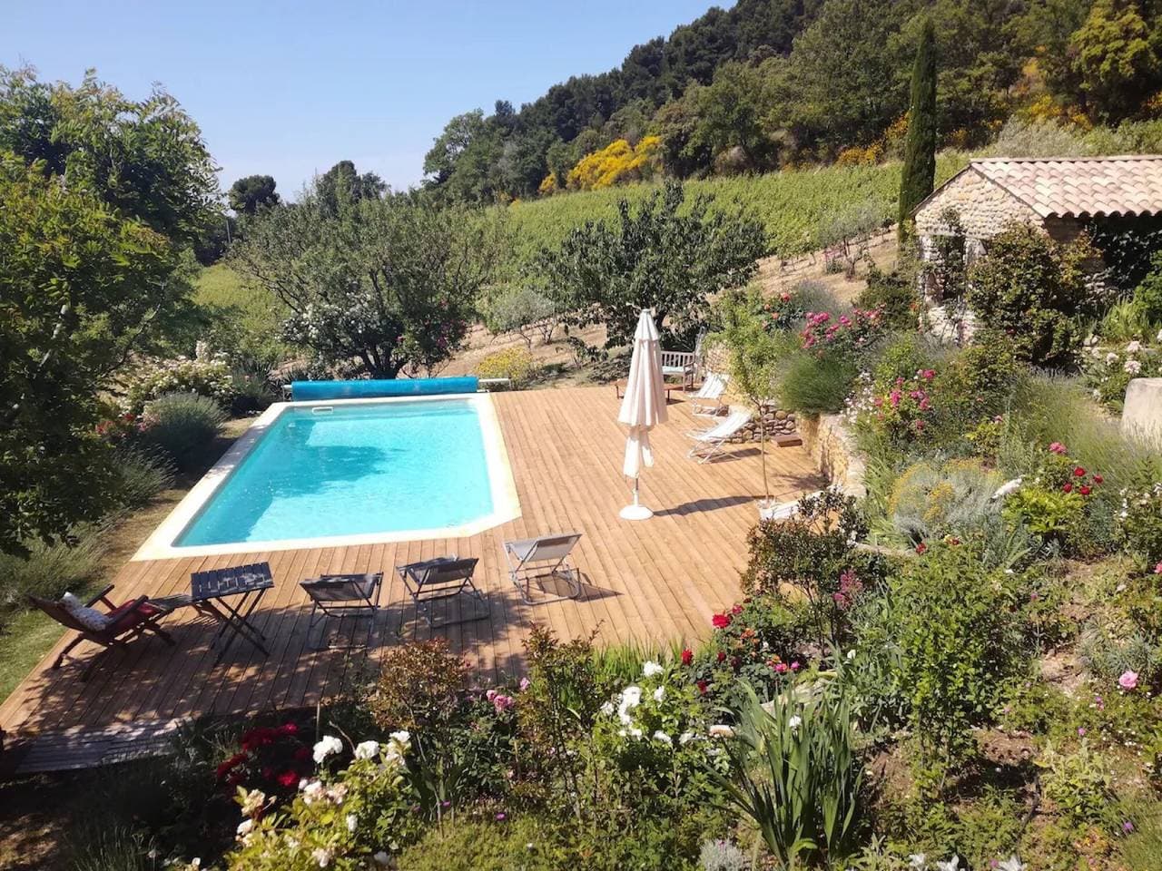 Foto 13 von 21: Apartment 'La Roseraie Des Côtes' mit privatem Pool, Garten und WLAN