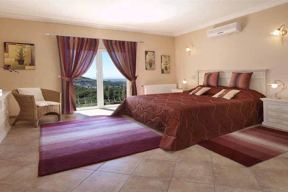 Foto 2 von 30: Herrliche Aussicht auf die Küste, Infinity-Pool, eine luxuriöse und ruhige private Familienvilla