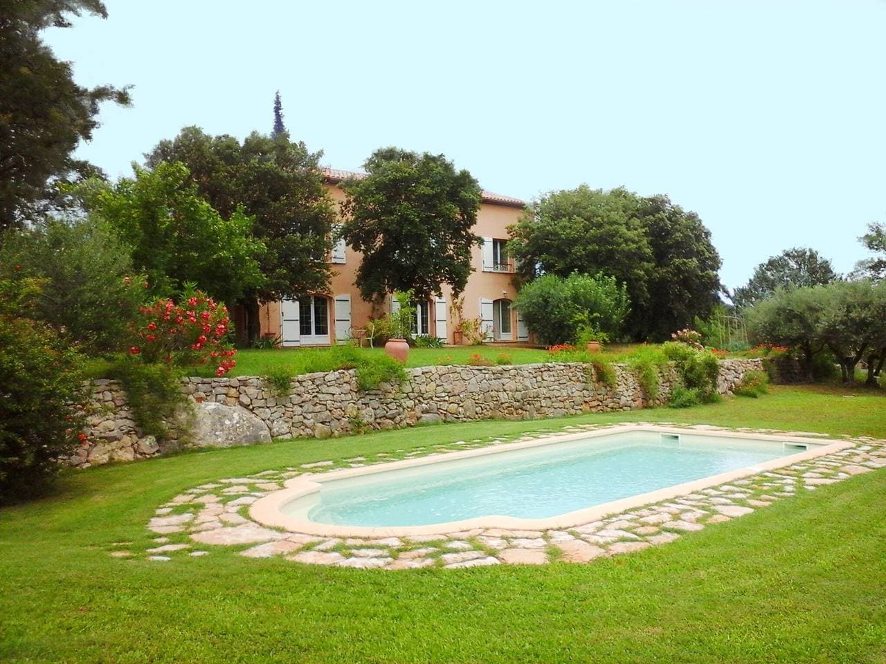 Foto 4 von 42: Gästezimmer „Les Lilas“ mit Pool, Garten, gemeinsamer Sommerküche und WLAN