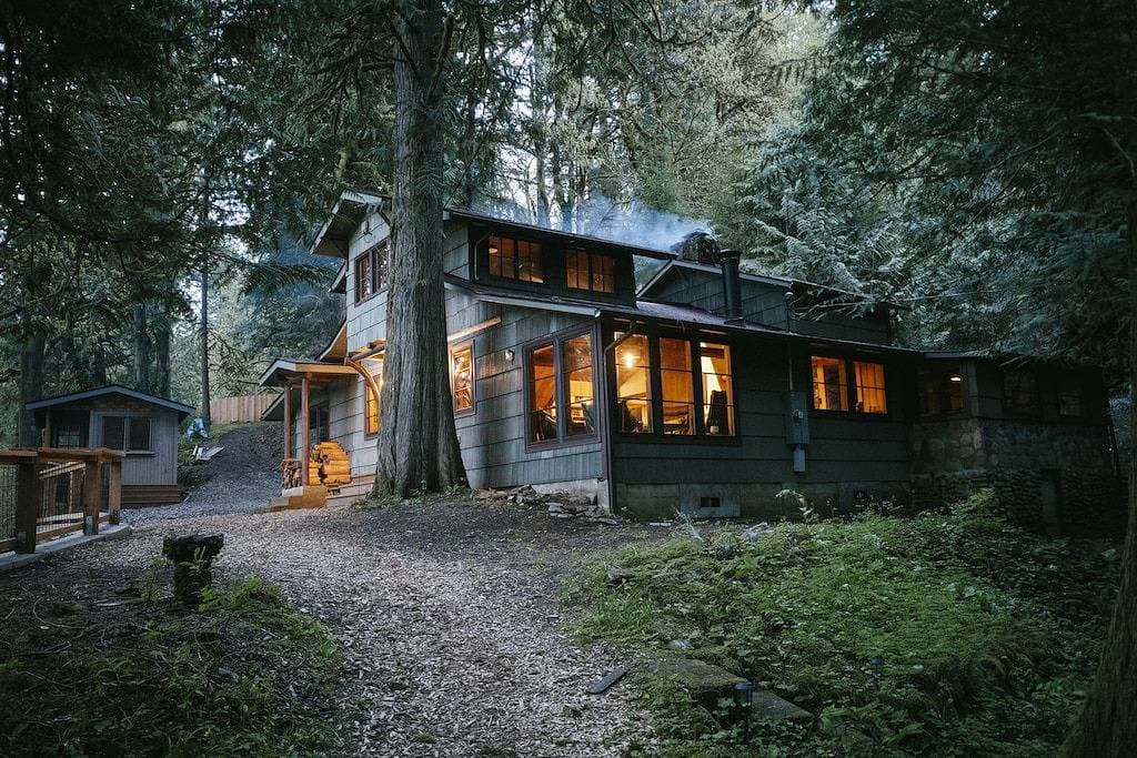 Foto 3 von 50: Three waterfalls, a river and Lodge.