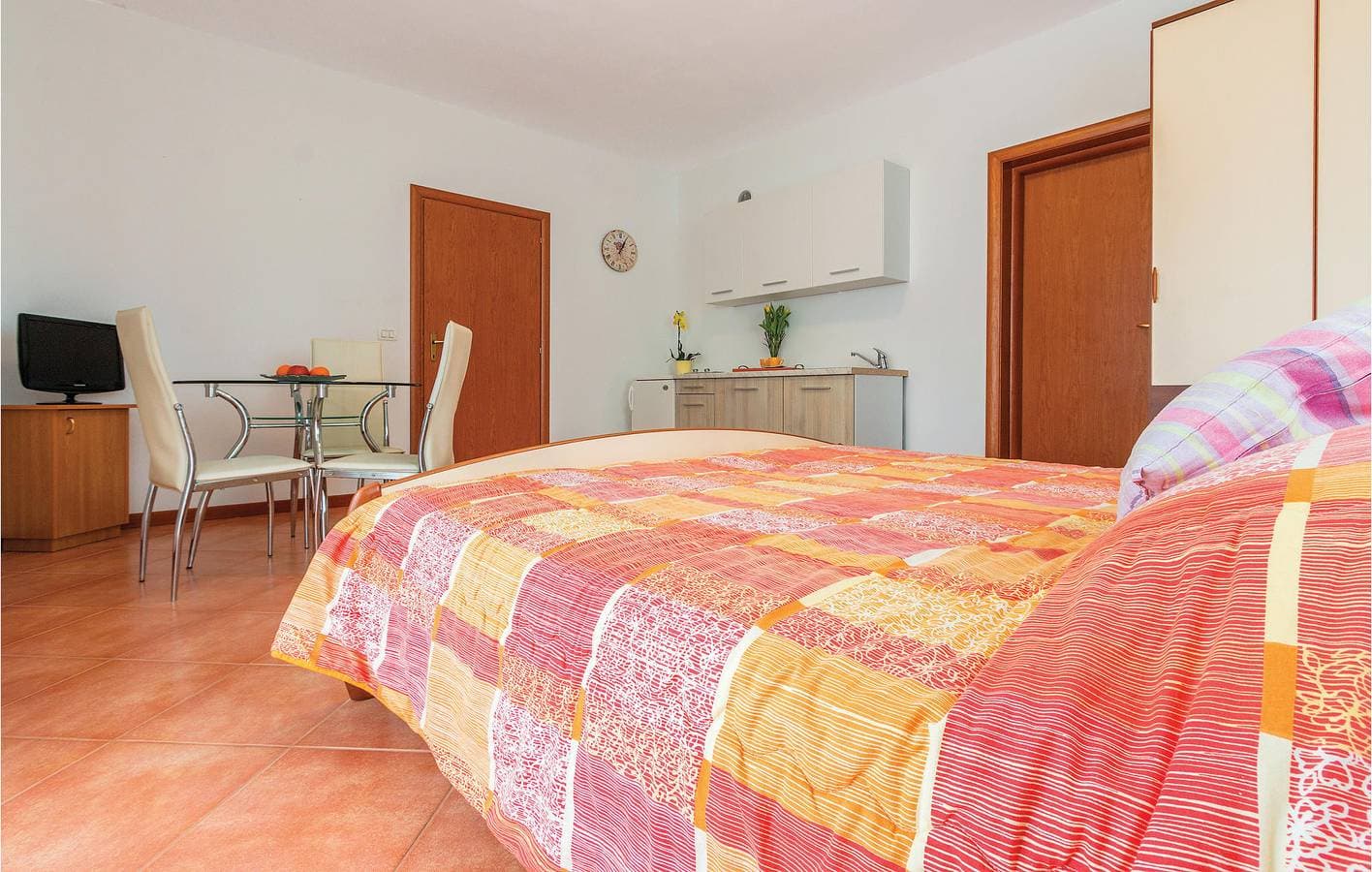 Foto 7 von 18: Gemütliche Ferienwohnung mit Terrasse, Parkplatz und WLAN in der Nähe des Caffè Bar Porto