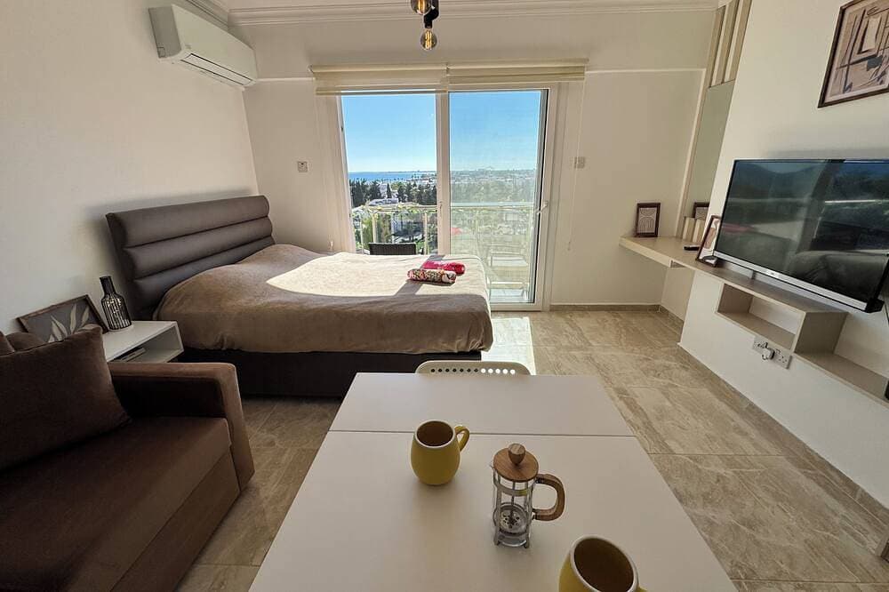 Foto 4 von 18: Beautiful Sea View Studio with Pool. 5-Min Walk to the Beach