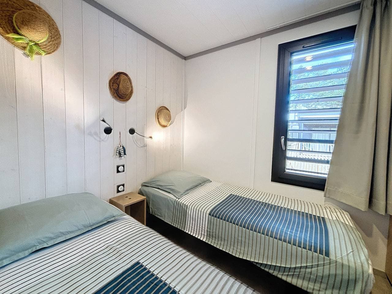 Foto 13 von 28: Luxuriöses Chalet mit beheiztem Pool, WLAN, 4 Schlafplätze, Strandnähe