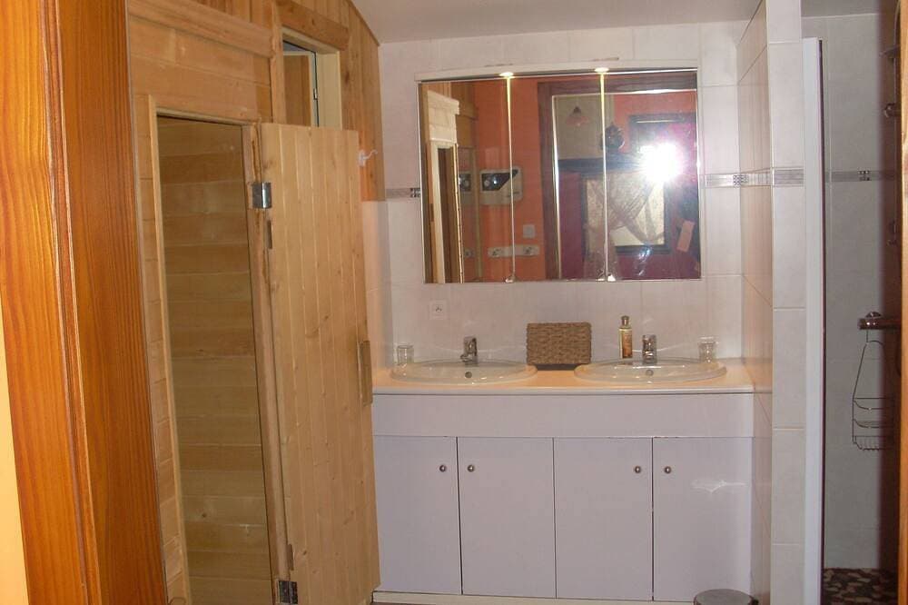 Foto 9 von 30: Einstöckiges Chalet am Ufer des Sees auf einem 1 ha großen Naturgrundstück mit Sauna