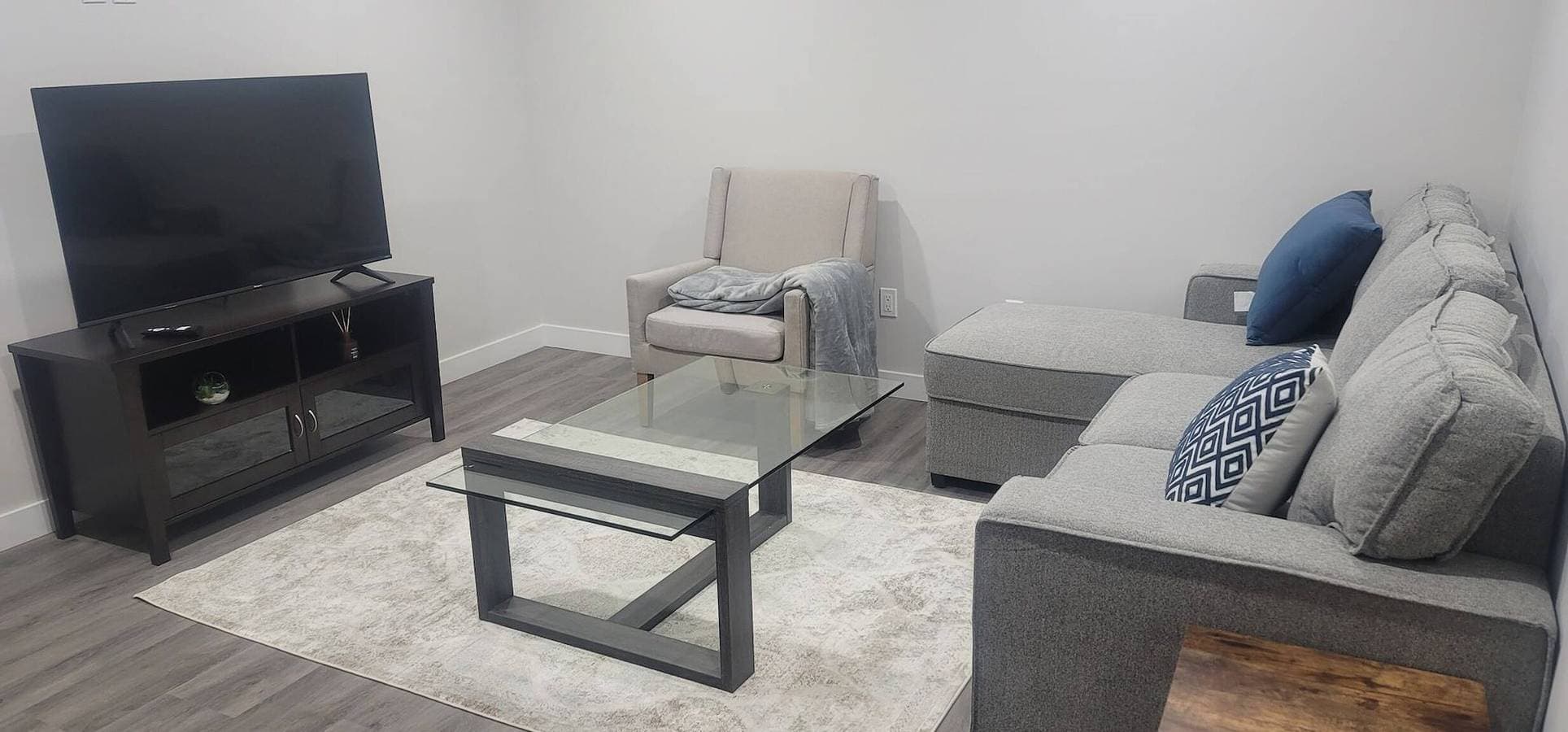 Ein gemütliches Zuhause mit 2 Schlafzimmern in South East Calgary 1