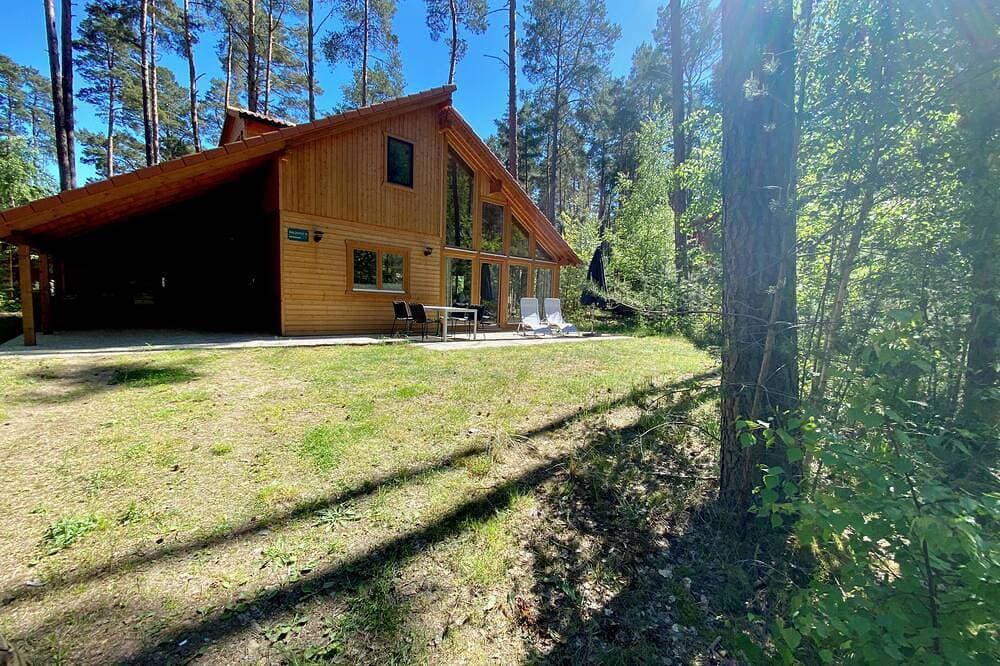 Modernes Holzhaus im nordischen Stil direkt im Kiefernwald 1