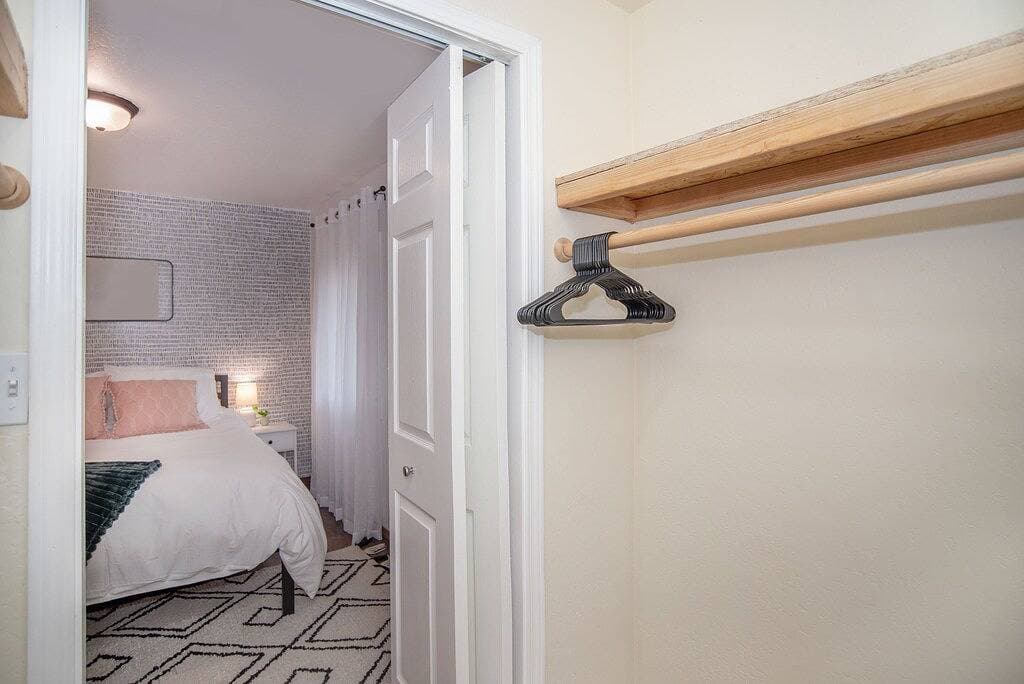 Foto 4 von 10: Downtown Cda Tiny House-Walk to the Lake