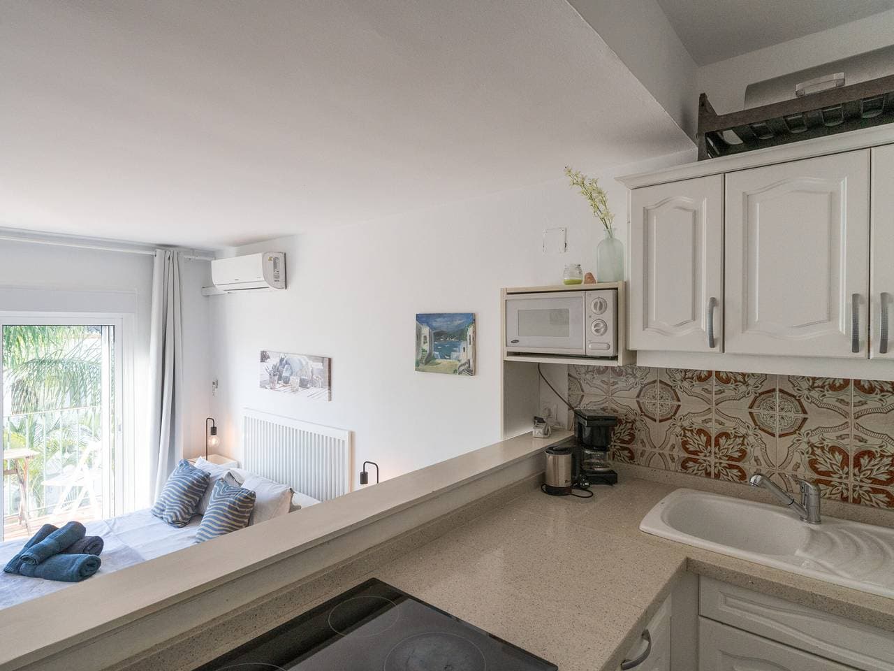 Foto 6 von 11: Ausgestattetes Studio in Estepona - Balkon und Gemeinschaftspool