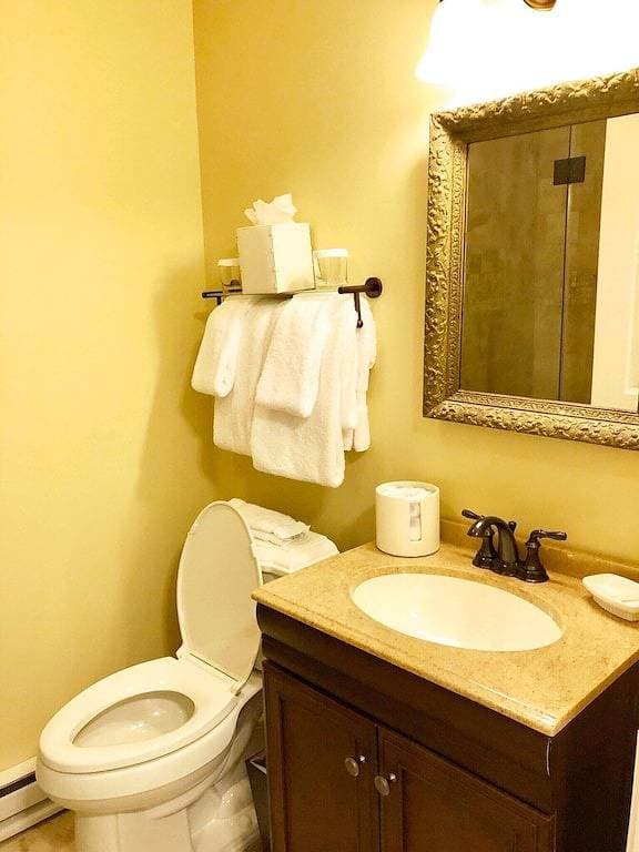 Foto 4 von 23: Deluxe Queen Suite with pull-out love seat, private entrance