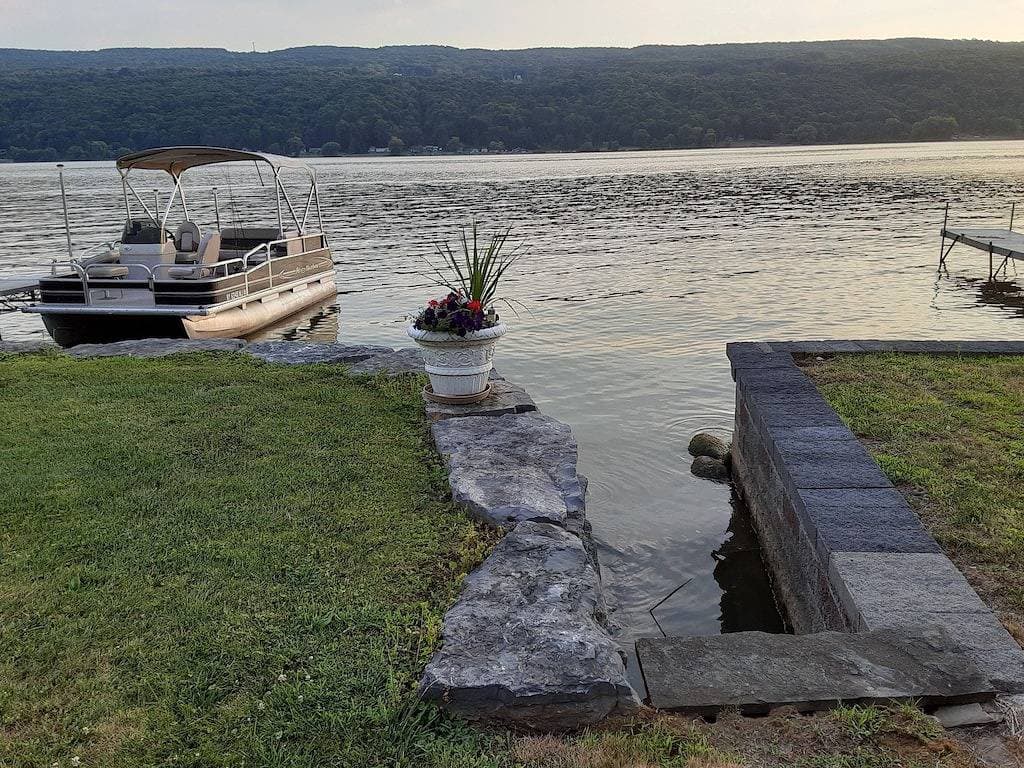 Foto 2 von 38: Relaxing, Fun, Comfortable Home on 50 ft. Flat Waterfront. 25 steps to the lake!