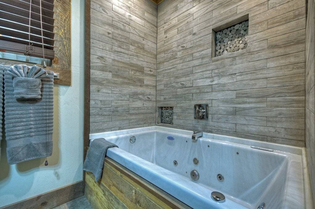 Getaway to a romantic cabin, Outdoor Movies, fireplace,Hot Tub,1 mile to town 1